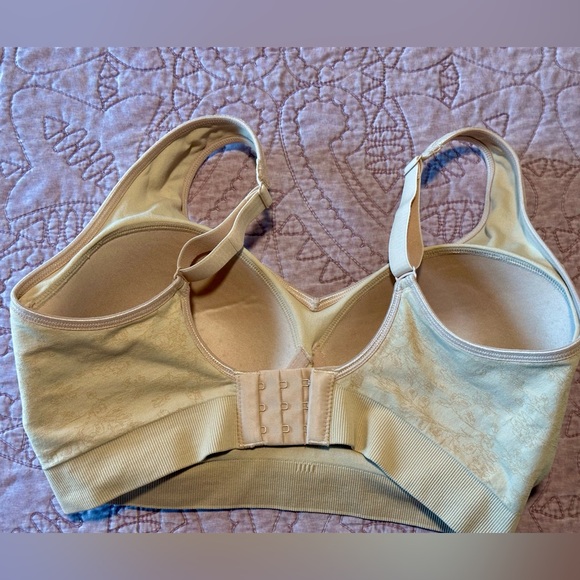 Breezies Seamless Floral Jacquard Wirefree T-Shirt Bra - Picture 6 of 14